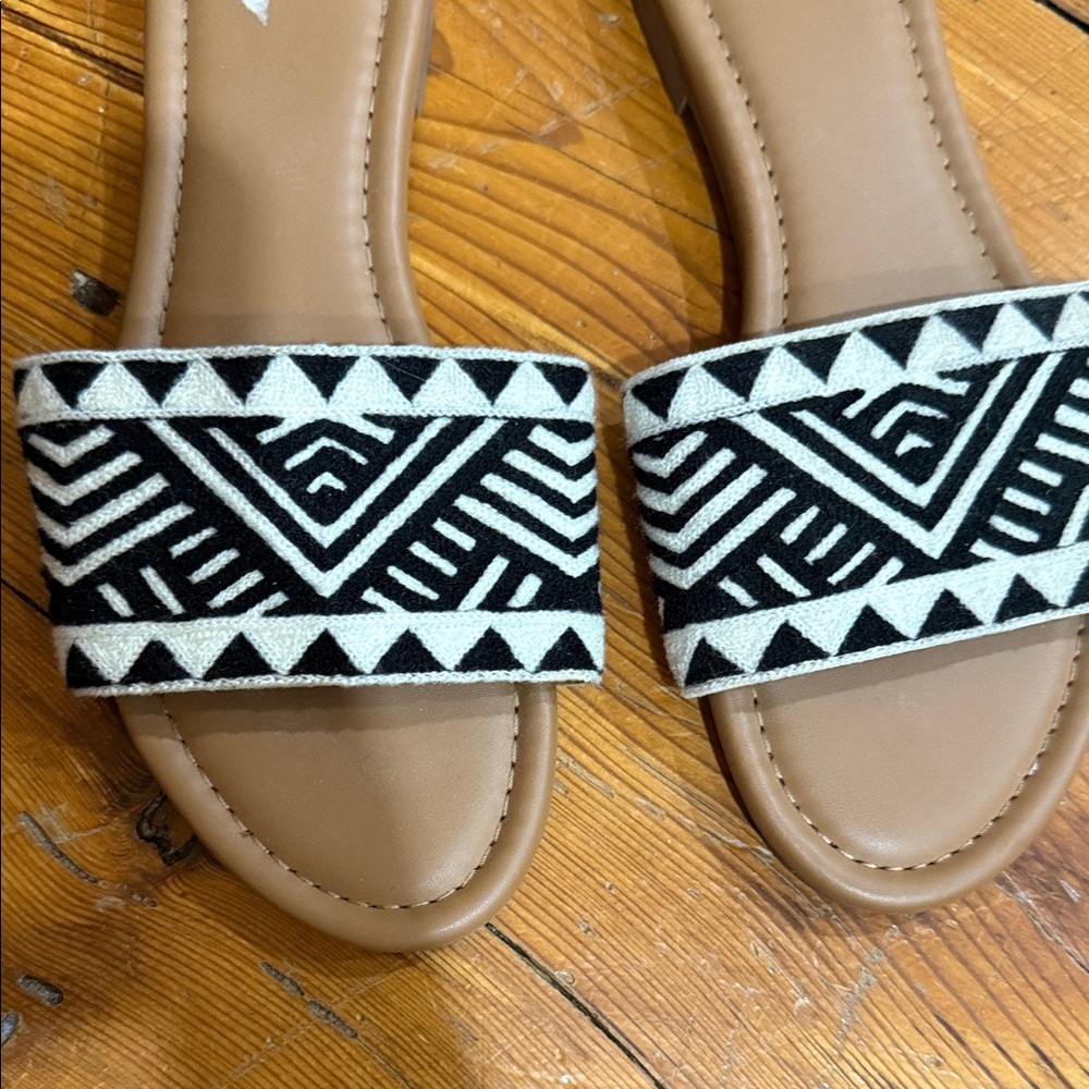 Haute Hippie Black and White Patterned Slide On Sandals Size 9 - Picture 4 of 10